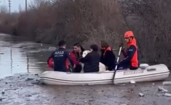 Dere Yatağında 5 Kişi Mahsur Kaldı (3)