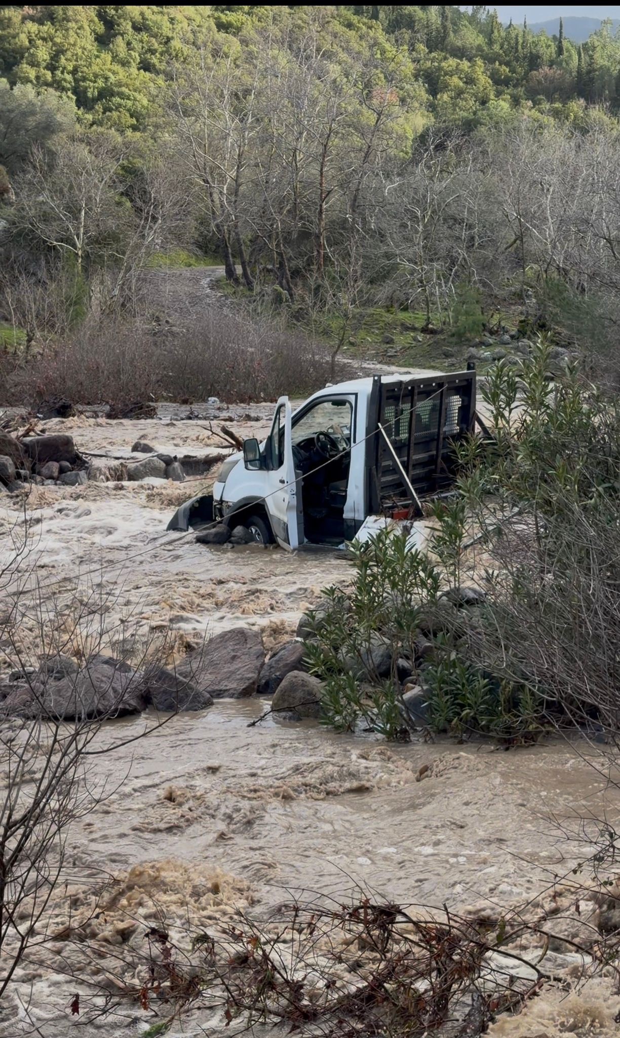 Derede 3 Kişi Mahsur Kaldı (2)