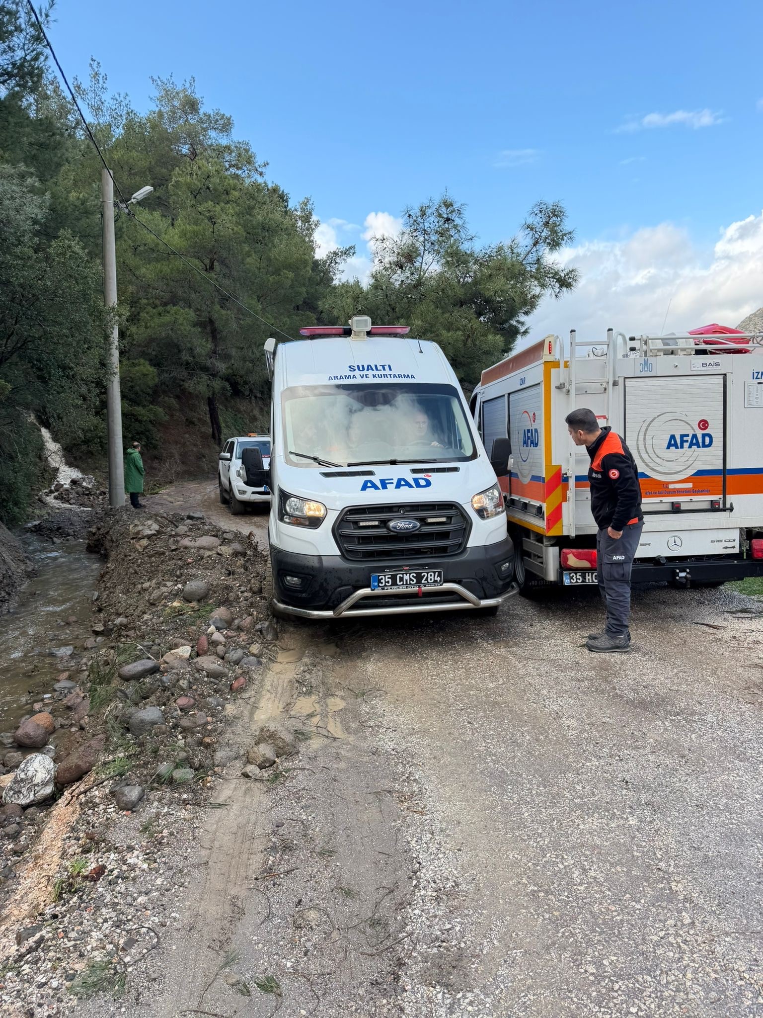 Derede 3 Kişi Mahsur Kaldı (3)