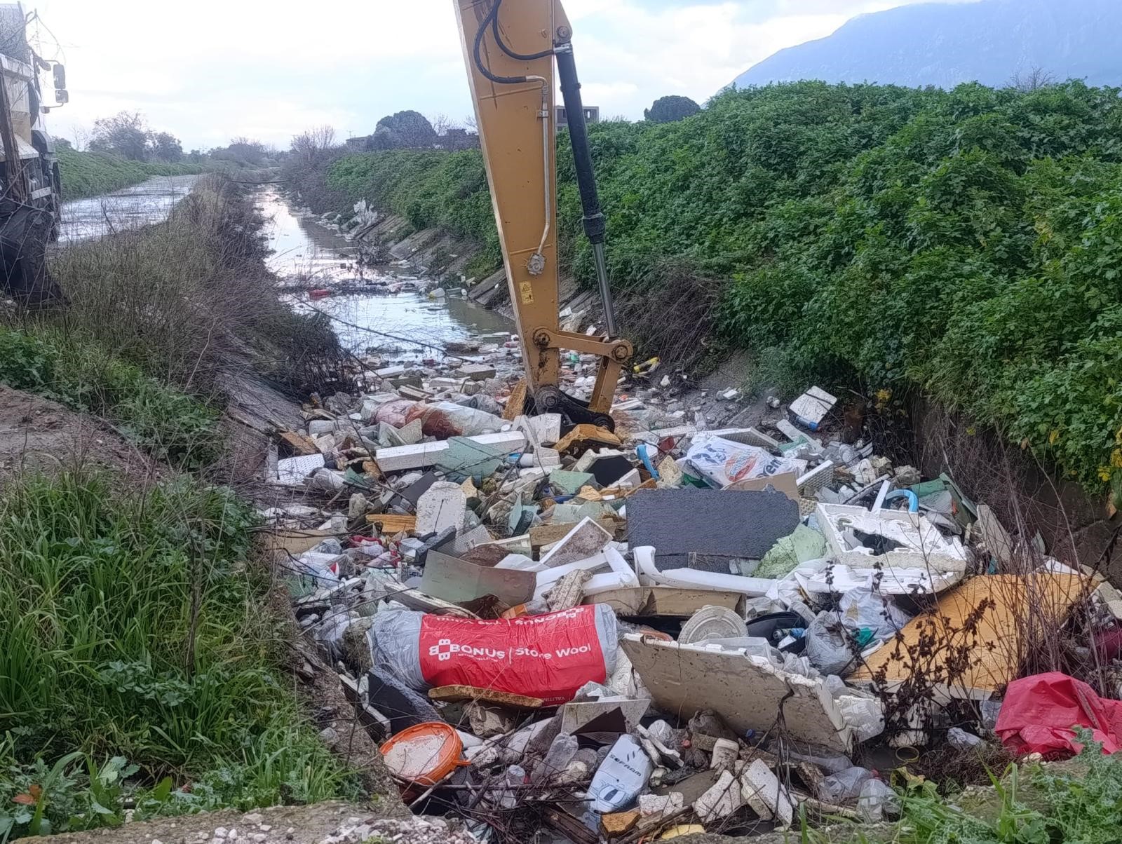 Dereyi Çöplüğe Çevirmişler (4)