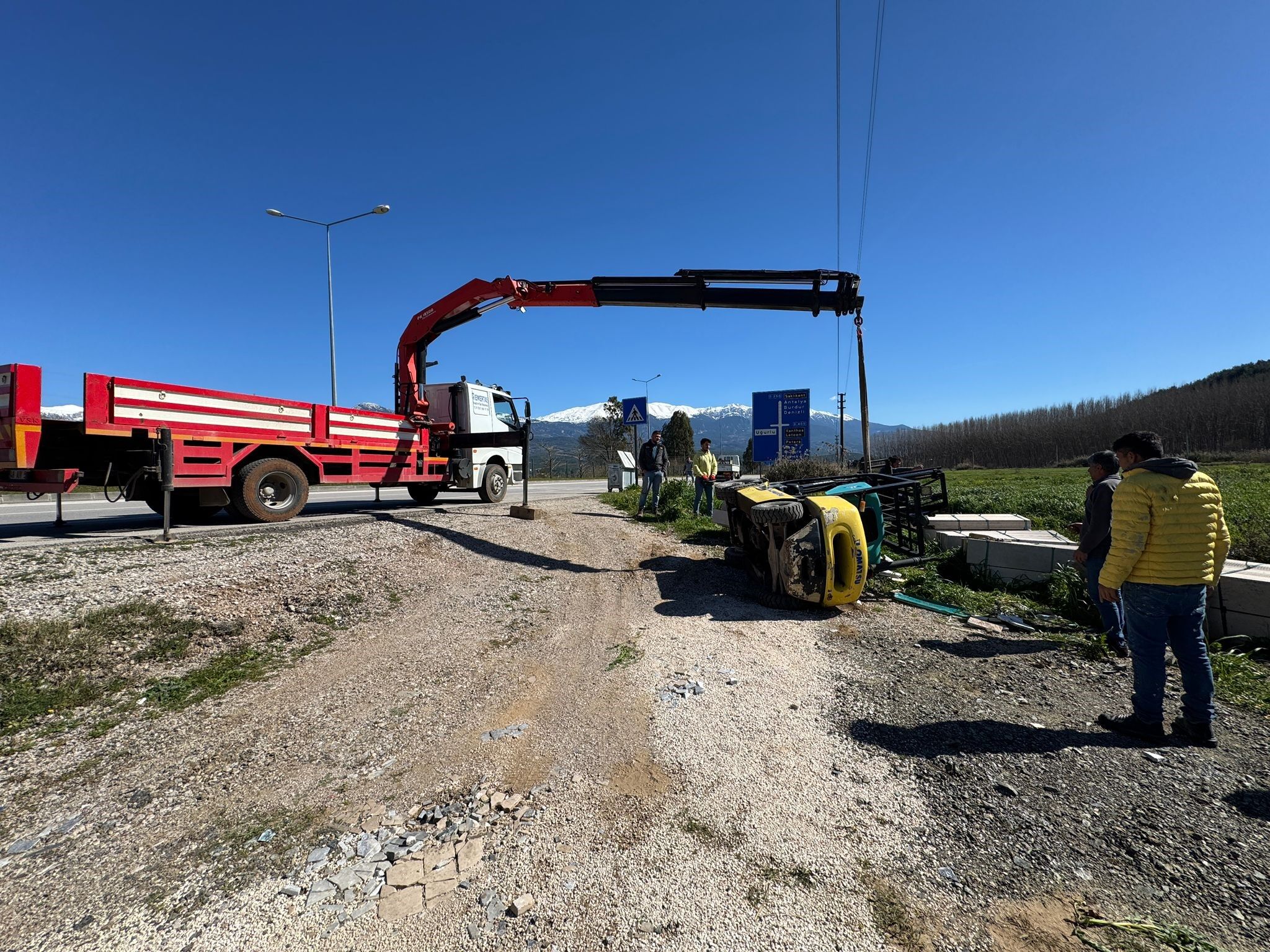 Devrilen Forkliftin Altında Kaldı (2)
