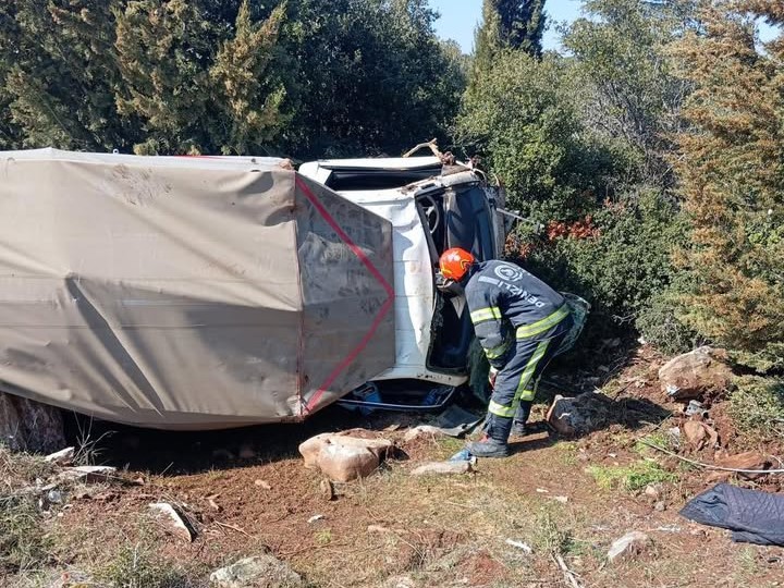 Devrilen Kamyonet Içerisinde 2 Kişi Ve 10 Küçükbaş Mahsur Kaldı (2)