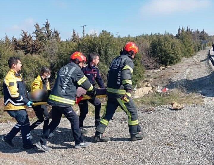 Devrilen Kamyonet Içerisinde 2 Kişi Ve 10 Küçükbaş Mahsur Kaldı (3)