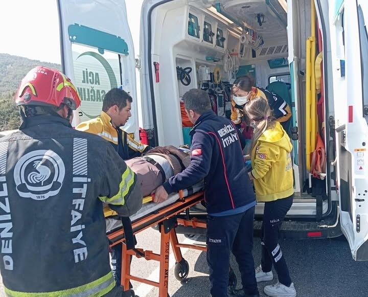 Devrilen Kamyonet Içerisinde 2 Kişi Ve 10 Küçükbaş Mahsur Kaldı (4)