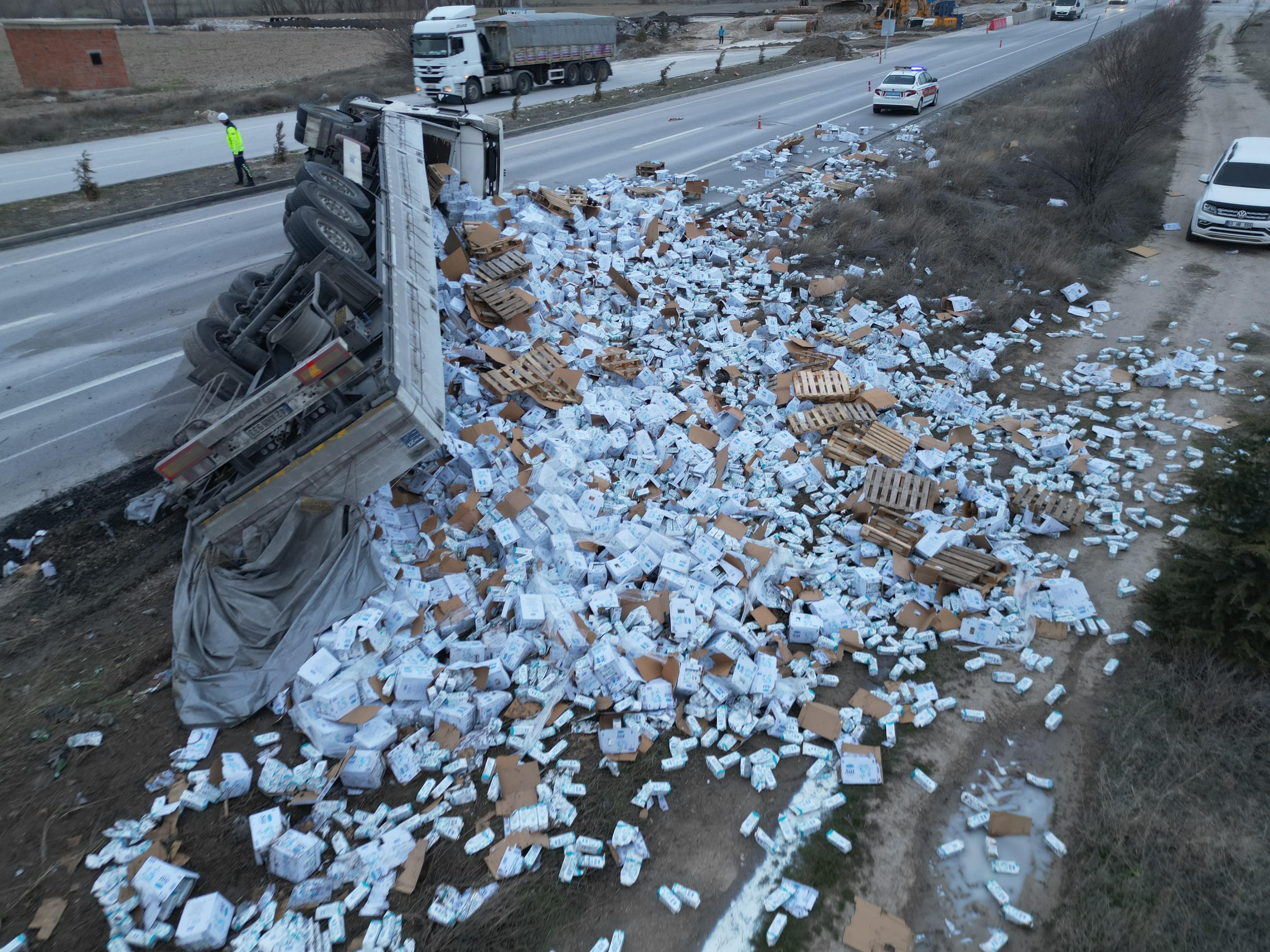 Devrilen Tırdaki 25 Ton Süt Çevreye Dağıldı (3)