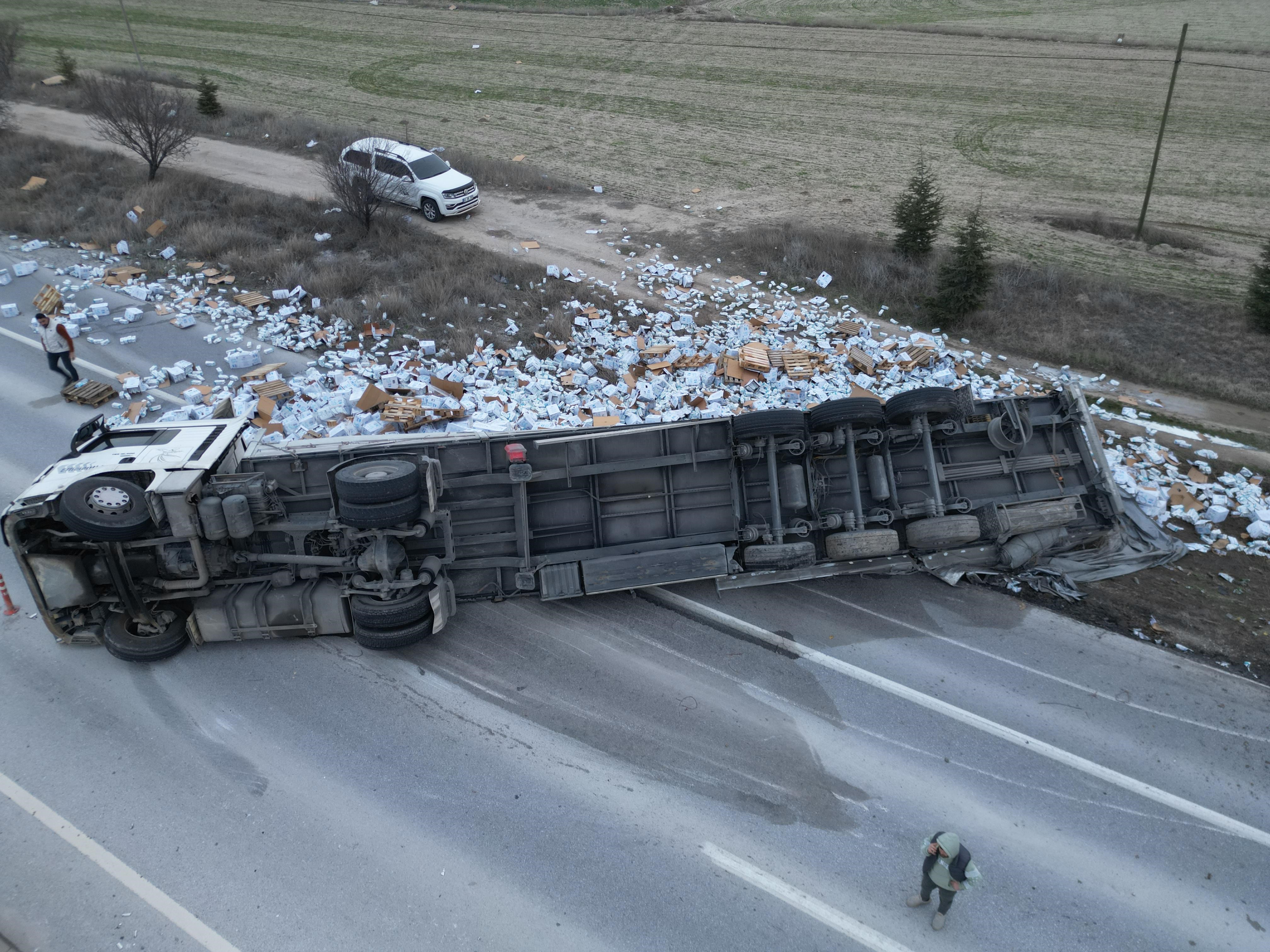 Devrilen Tırdaki 25 Ton Süt Çevreye Dağıldı (4)