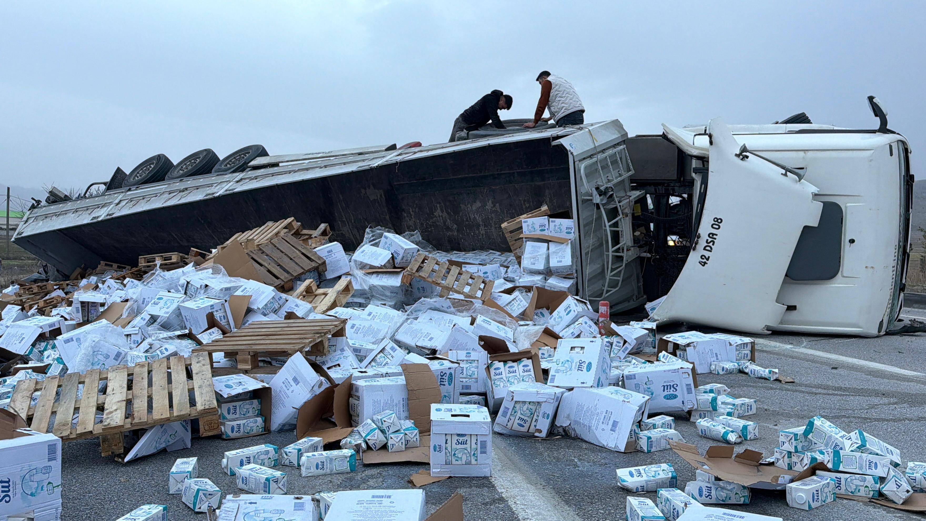 Devrilen Tırdaki 25 Ton Süt Çevreye Dağıldı (5)
