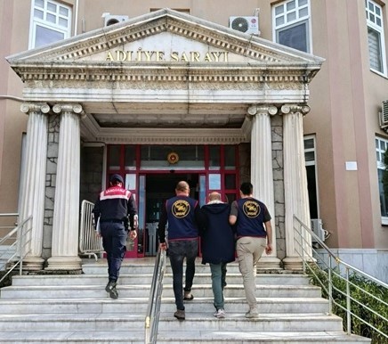 Didim’de 33 Yıl Kesinleşmiş Hapis Cezası Bulunan Firari Yakalandı (2)