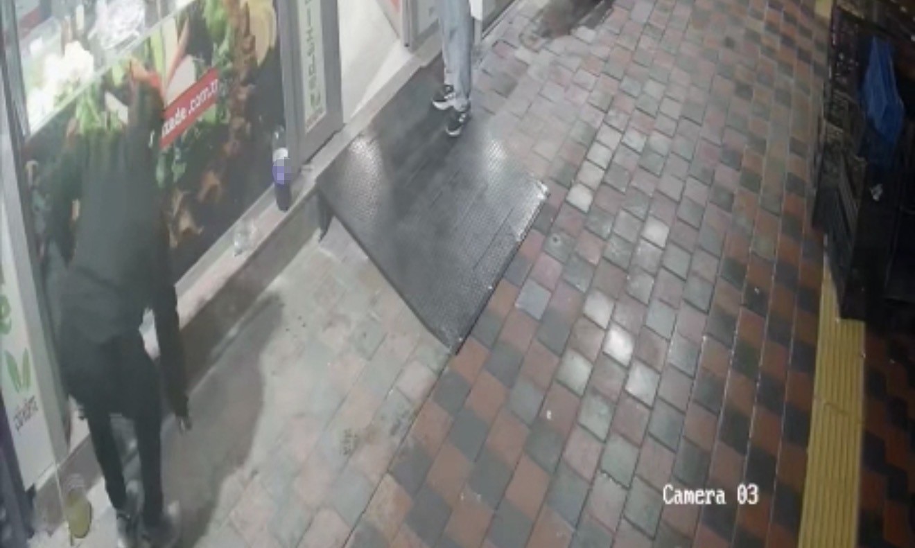 Dükkanın Önündeki Sigara Paketini Çaldı (3)