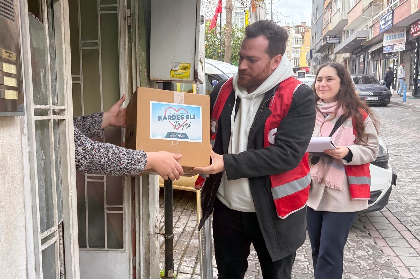 Efeler'de Vatandaşlara Gıda Desteği (2)