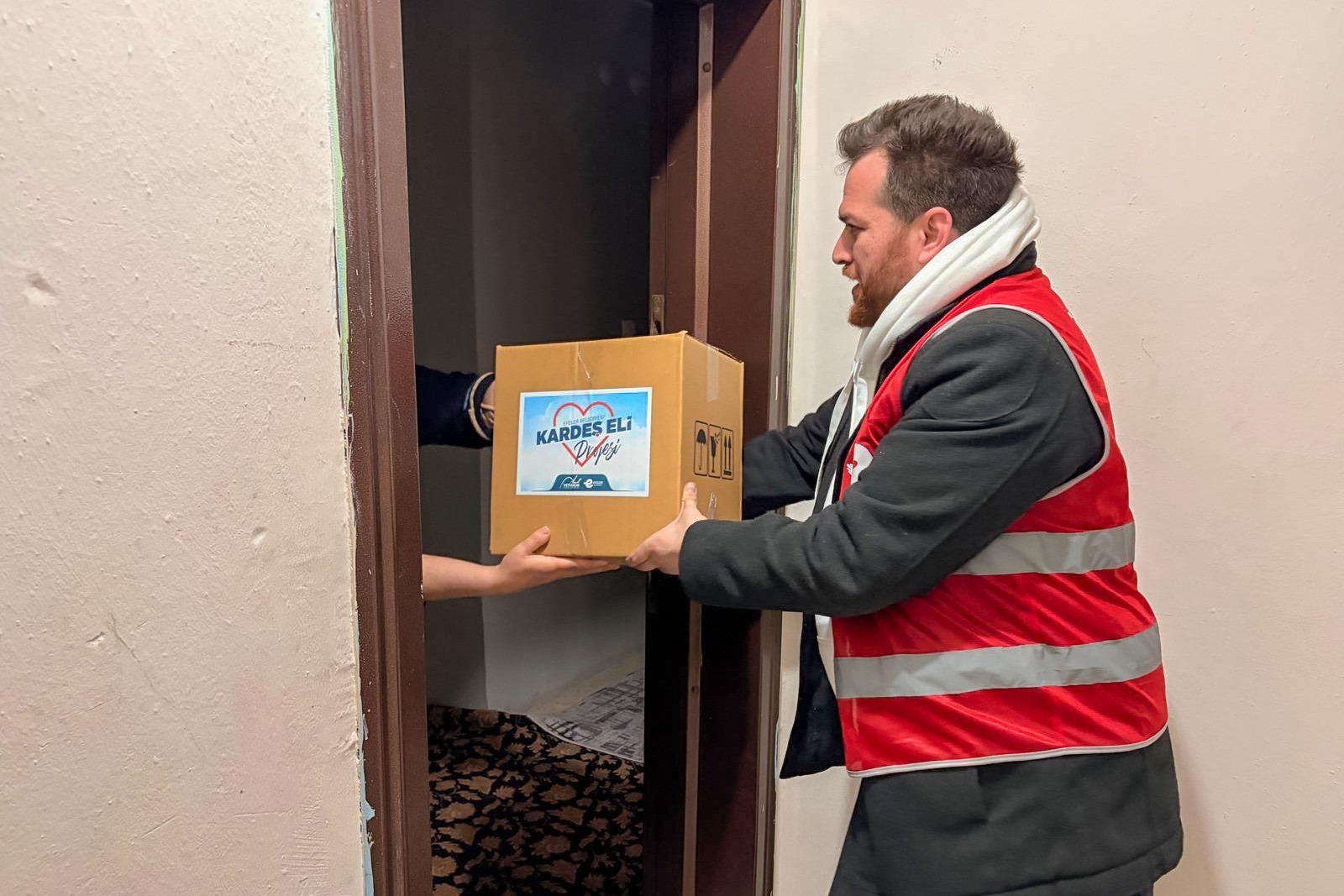 Efeler'de Vatandaşlara Gıda Desteği (3)