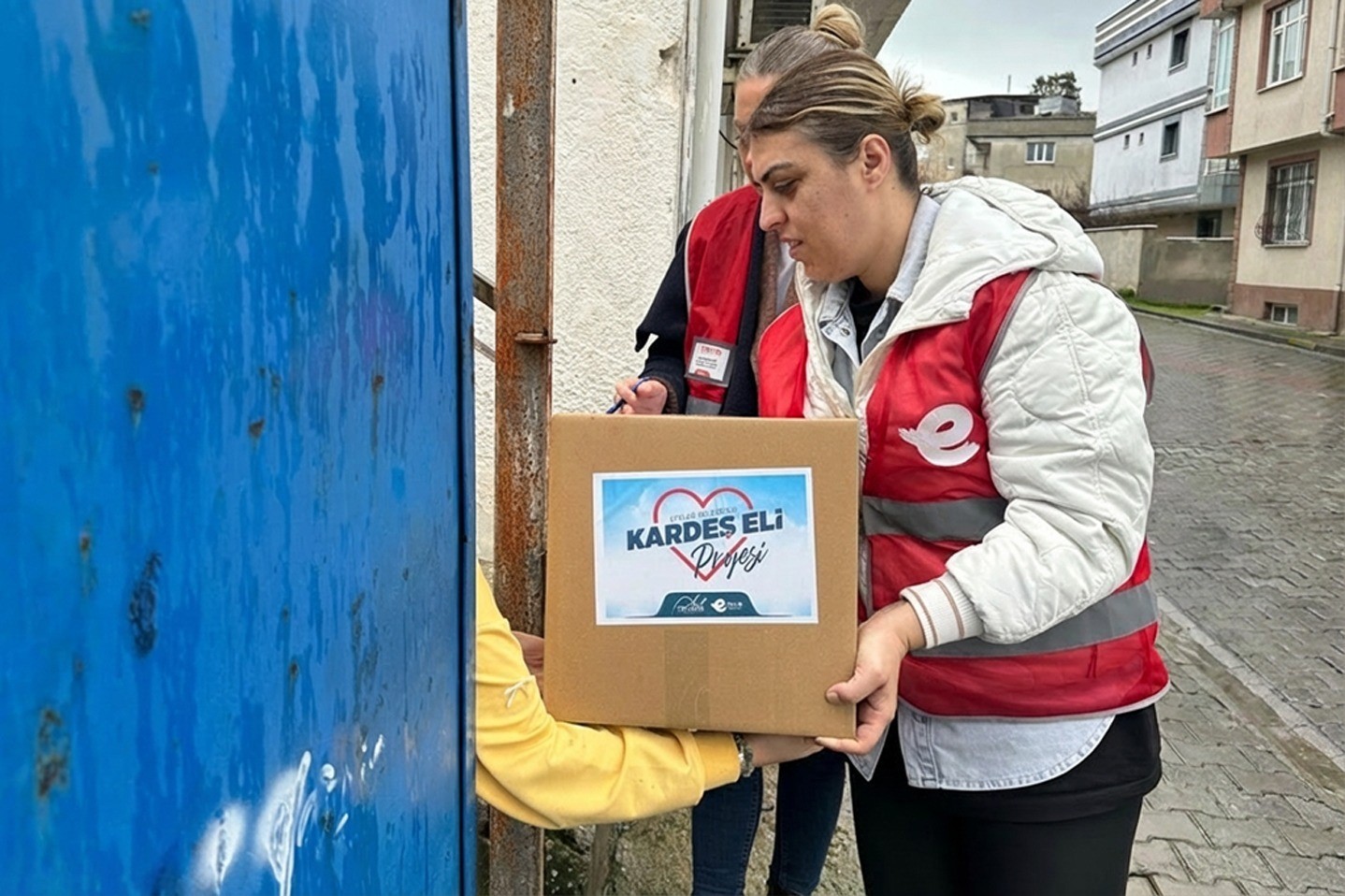 Efeler'de Vatandaşlara Gıda Desteği (6)