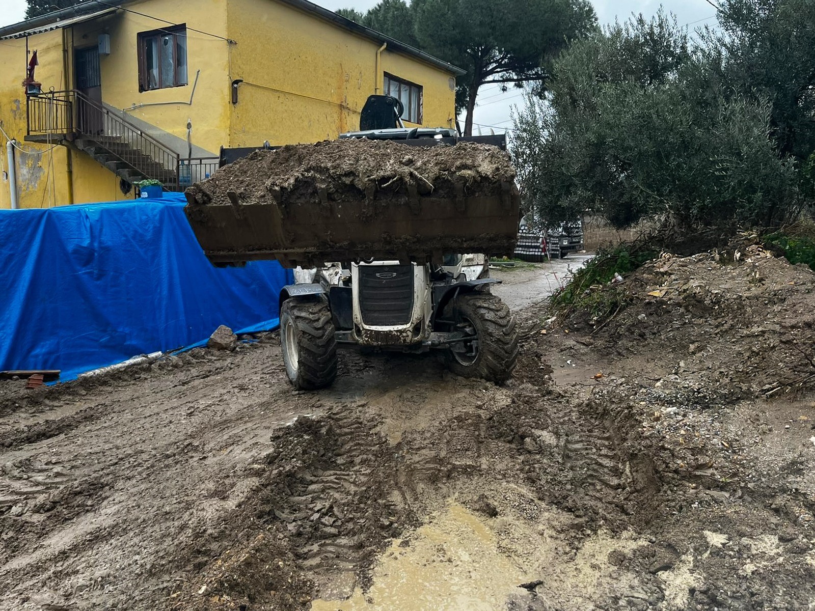 Efeler’den Sağanak Yağışa Hızlı Müdahale (2)