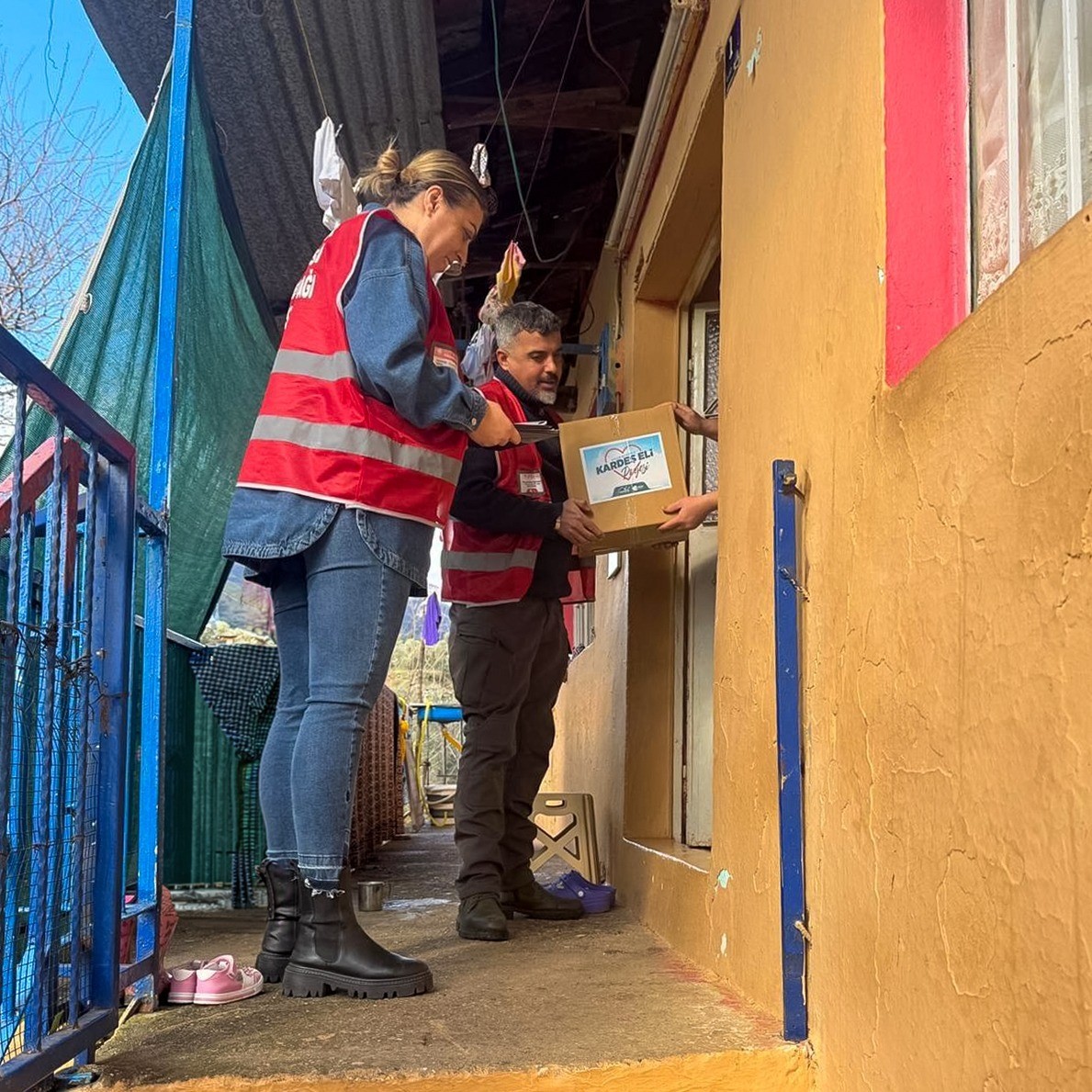 Efeler'in 'Kardeş Eli' Projesi Ihtiyaç Sahibi Vatandaşlara Destek Oldu (3)