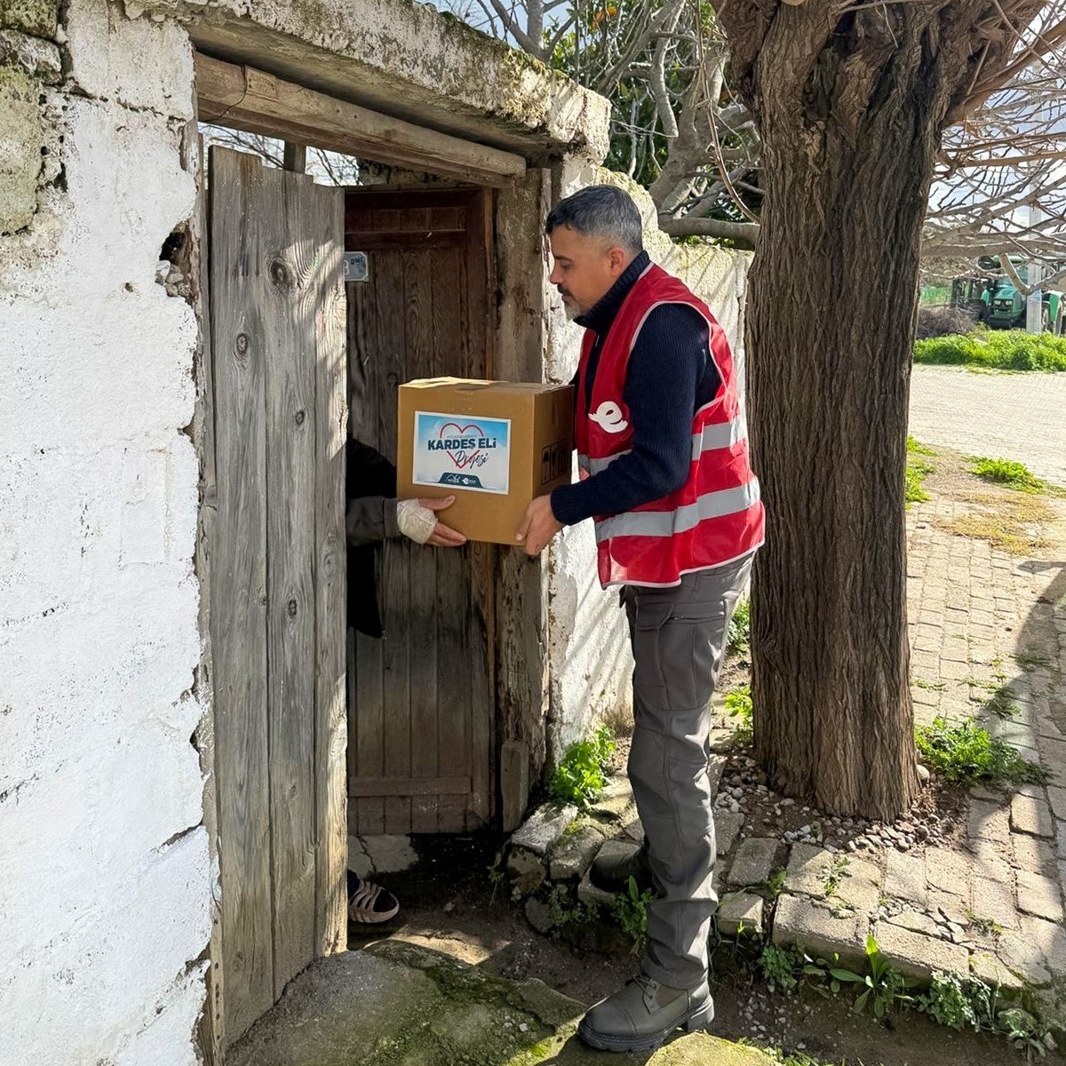 Efeler'in 'Kardeş Eli' Projesi Ihtiyaç Sahibi Vatandaşlara Destek Oldu (5)