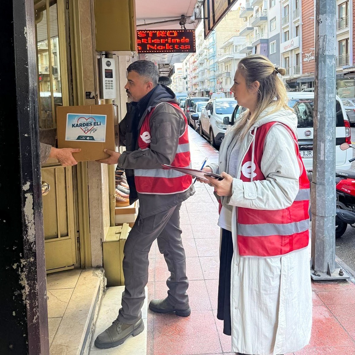 Efeler'in 'Kardeş Eli' Projesi Ihtiyaç Sahibi Vatandaşlara Destek Oldu (7)