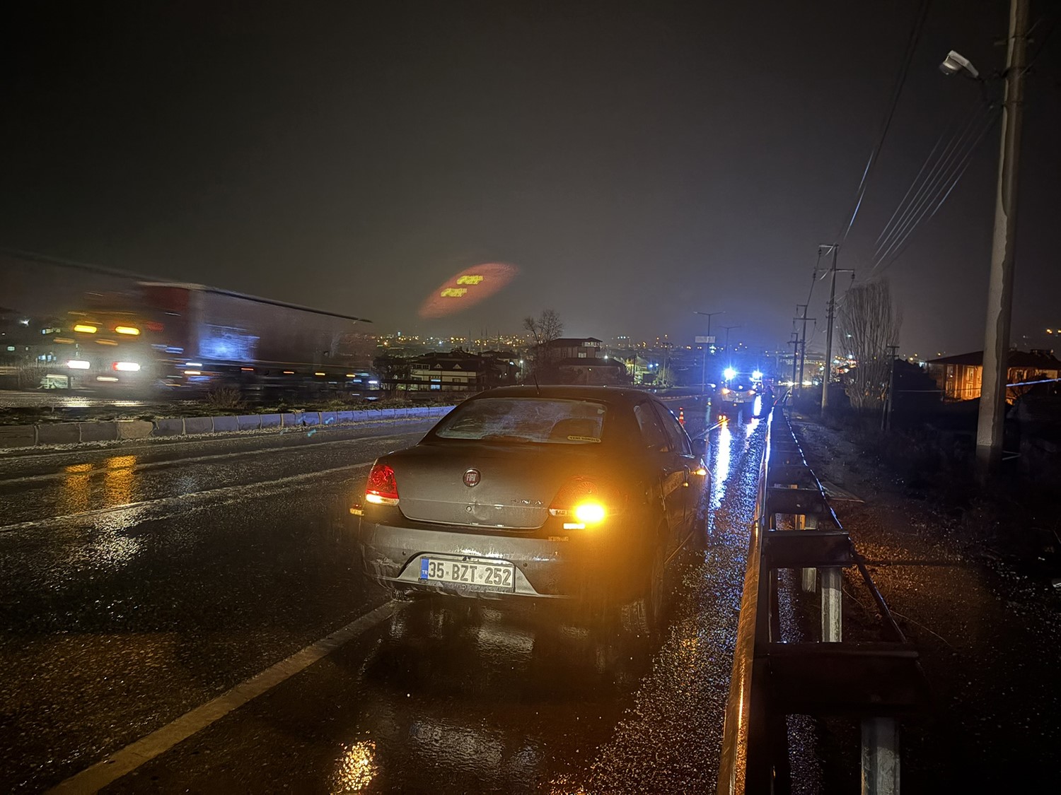 Feci Kazada Tır Refüje Çıktı, 2 Otomobil Kazaya Karıştı (5)