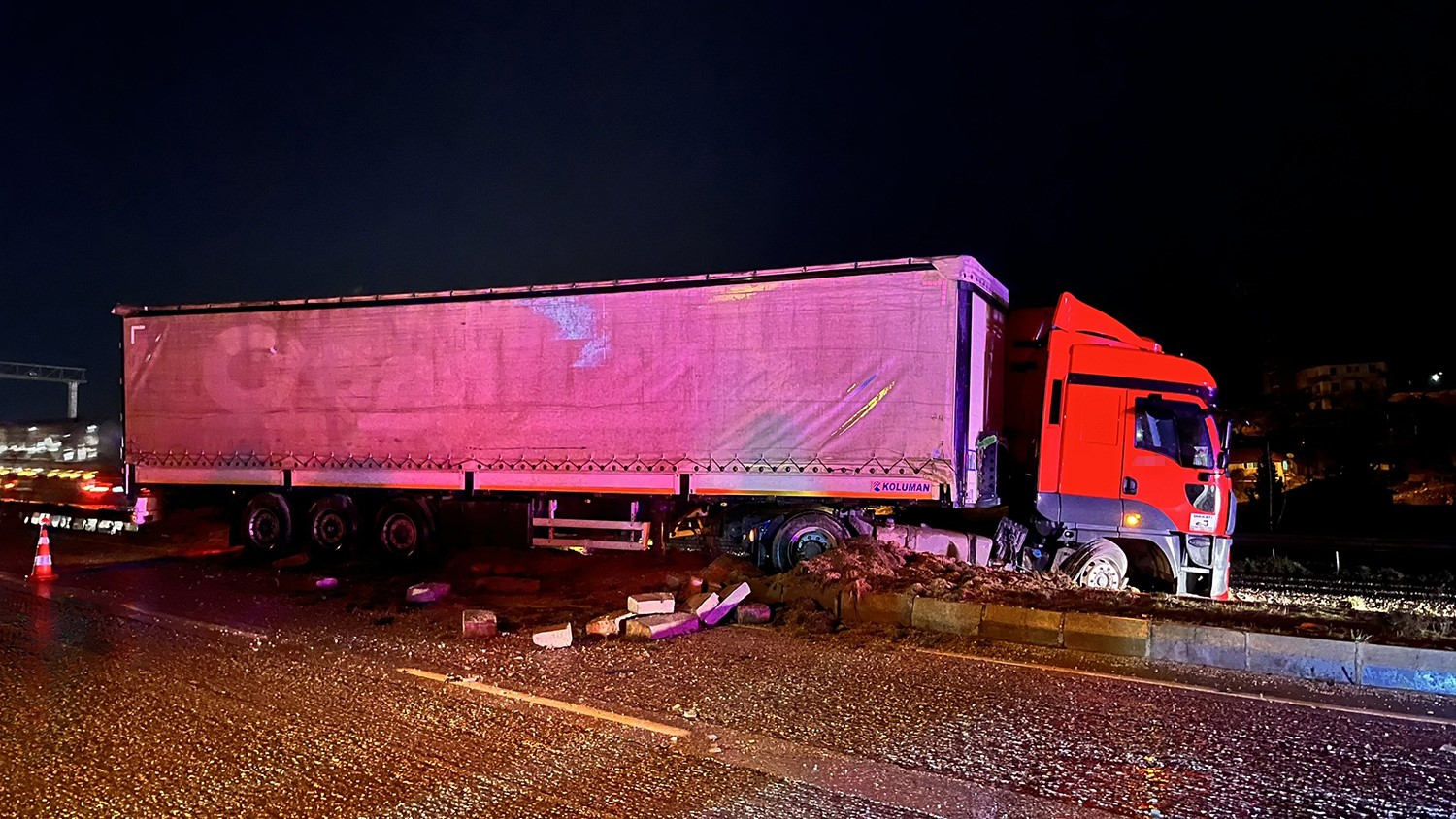 Feci Kazada Tır Refüje Çıktı, 2 Otomobil Kazaya Karıştı (6)