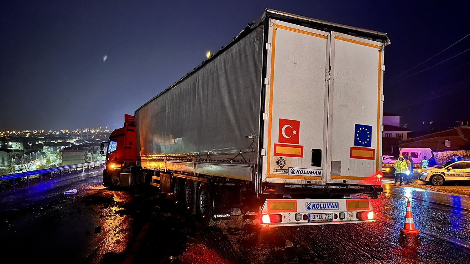 Feci Kazada Tır Refüje Çıktı, 2 Otomobil Kazaya Karıştı (7)