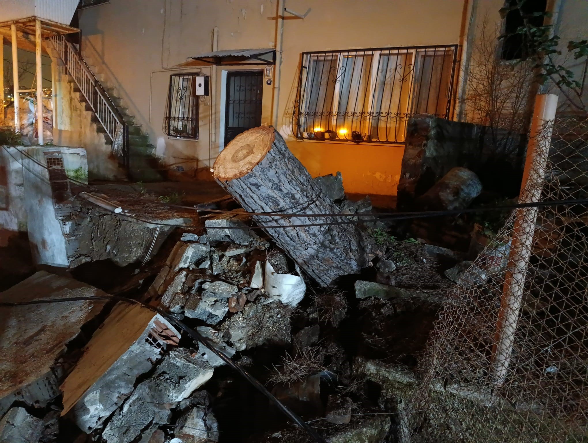 Fırtına Nedeniyle Devrilen Ağaç Alev Aldı (3)