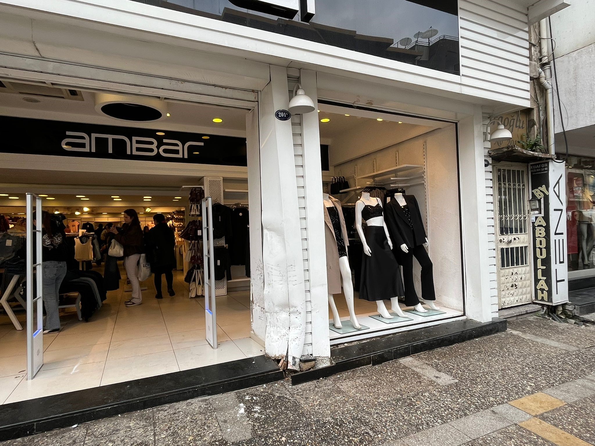 Freni Patlayan Minibüs Kaldırımdaki Yayaya Çarptı (4)