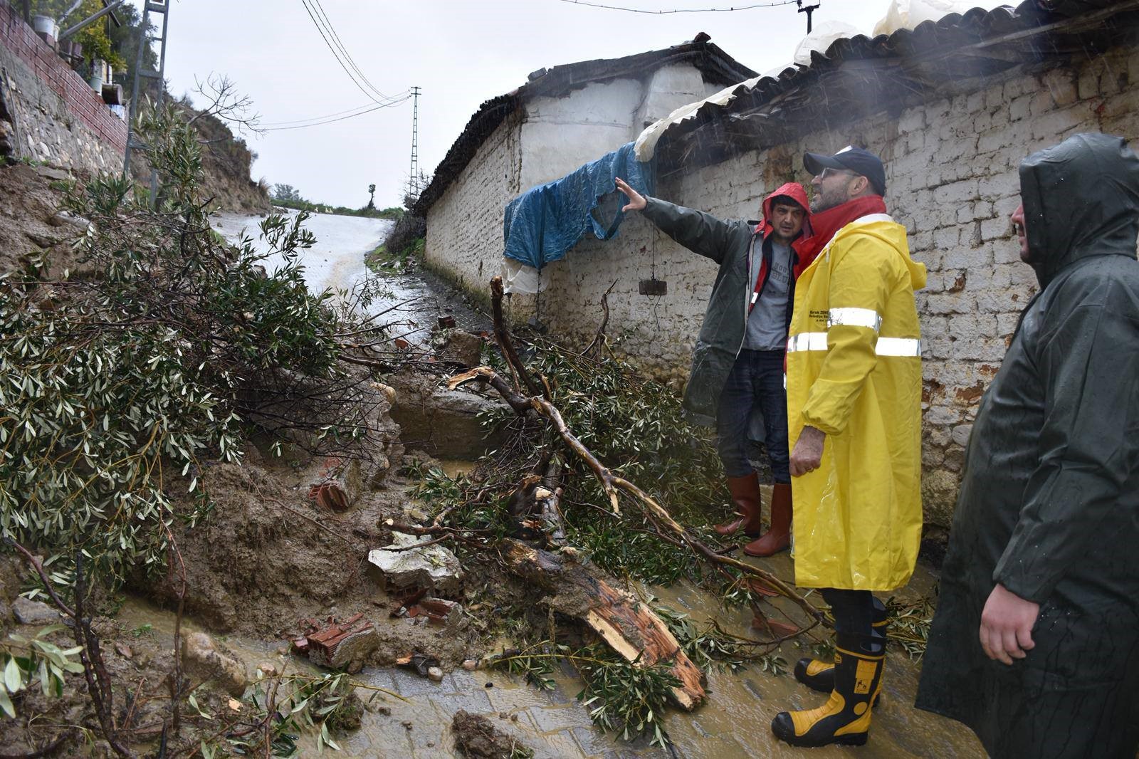 Germencik'te Sağanak Yağış Sonrası Başkan Çizmeleri Giyip Sokağa Çıktı (2)