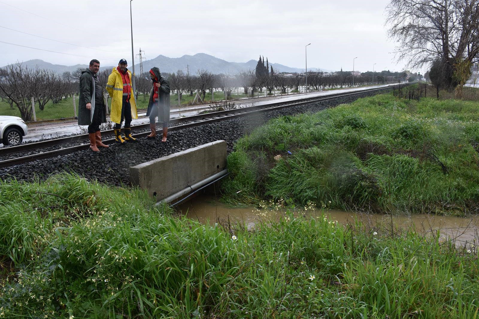 Germencik'te Sağanak Yağış Sonrası Başkan Çizmeleri Giyip Sokağa Çıktı (5)
