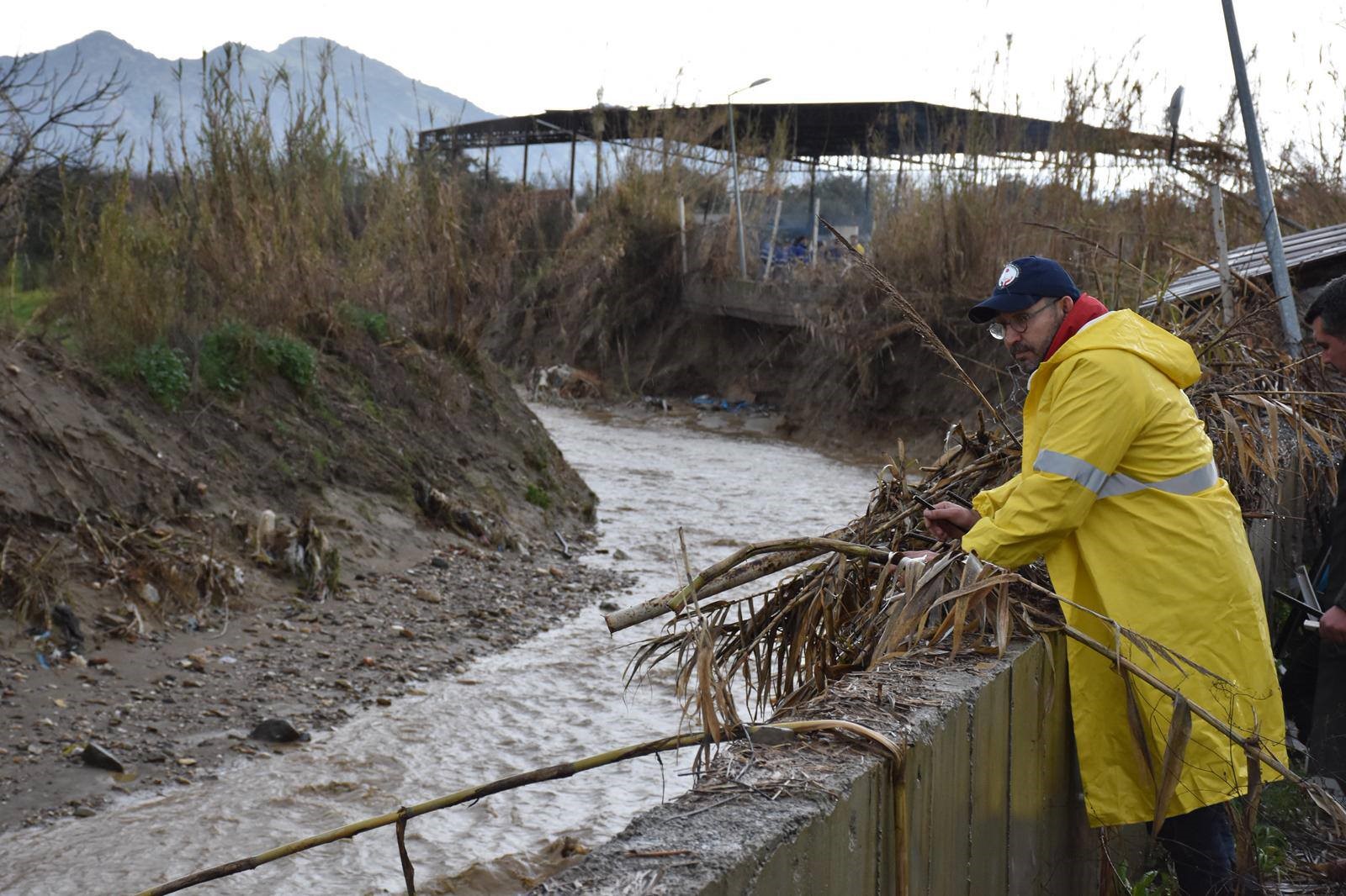 Germencik'te Sağanak Yağış Sonrası Başkan Çizmeleri Giyip Sokağa Çıktı (6)