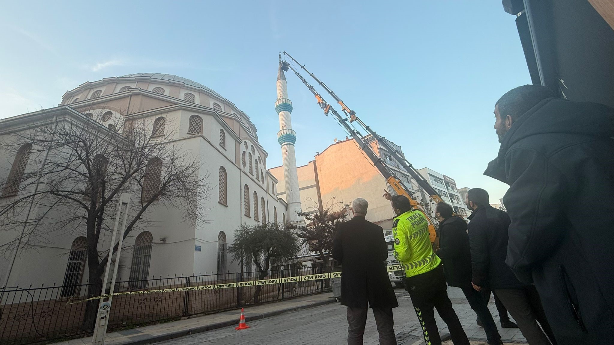 Hasar Gören Cami Minaresi Vinçle Düzeltildi (2)