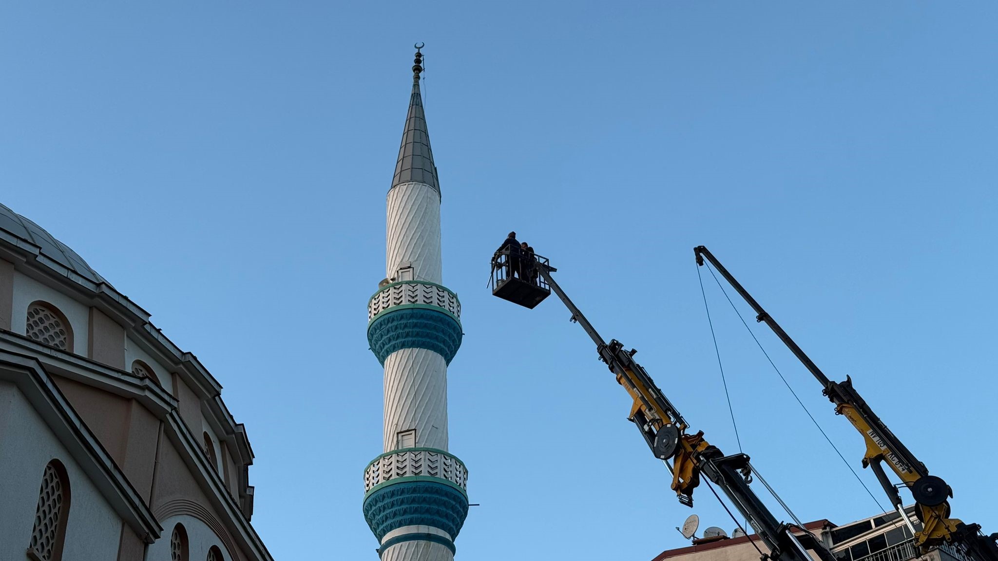 Hasar Gören Cami Minaresi Vinçle Düzeltildi (3)