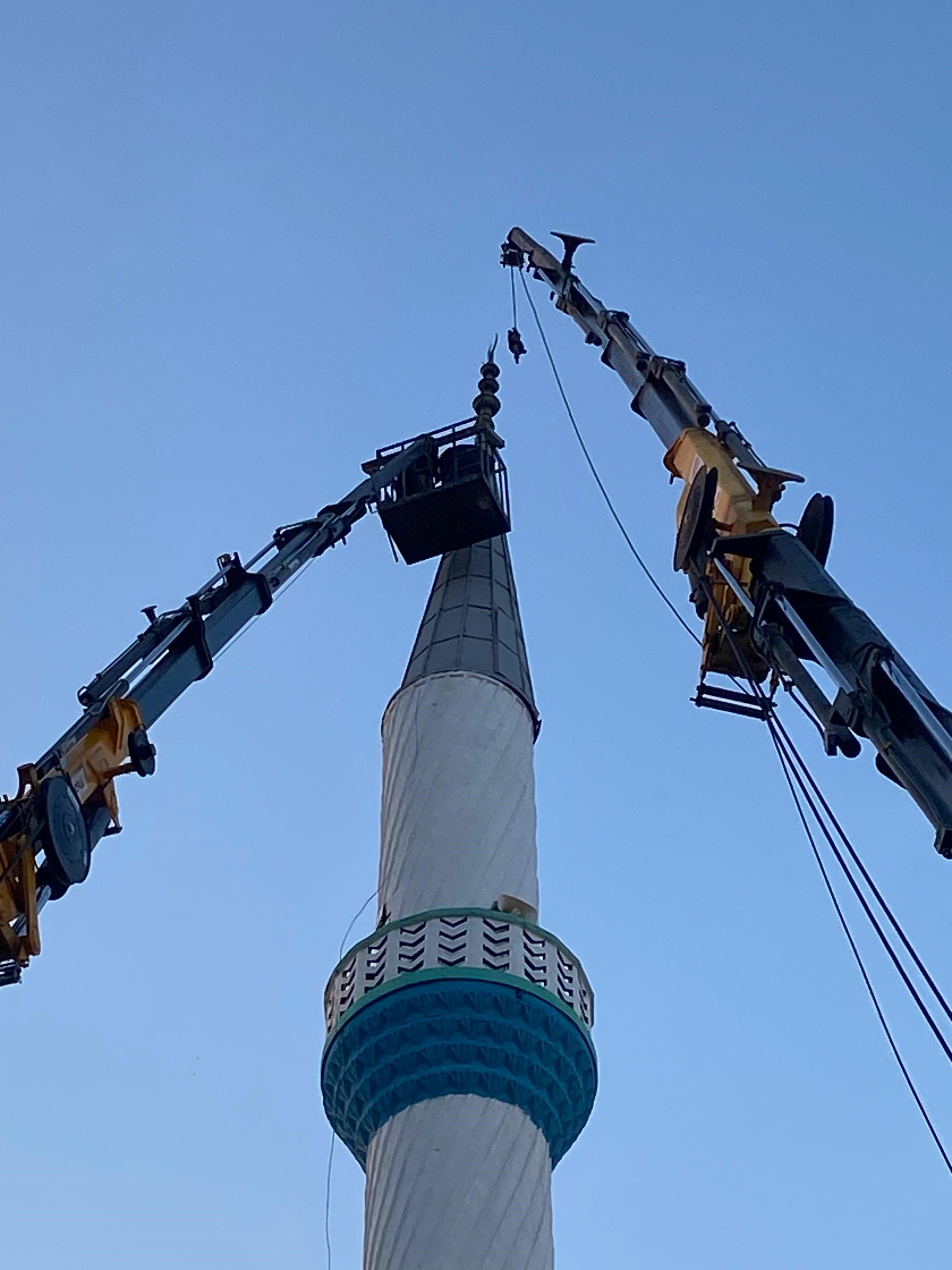 Hasar Gören Cami Minaresi Vinçle Düzeltildi (4)