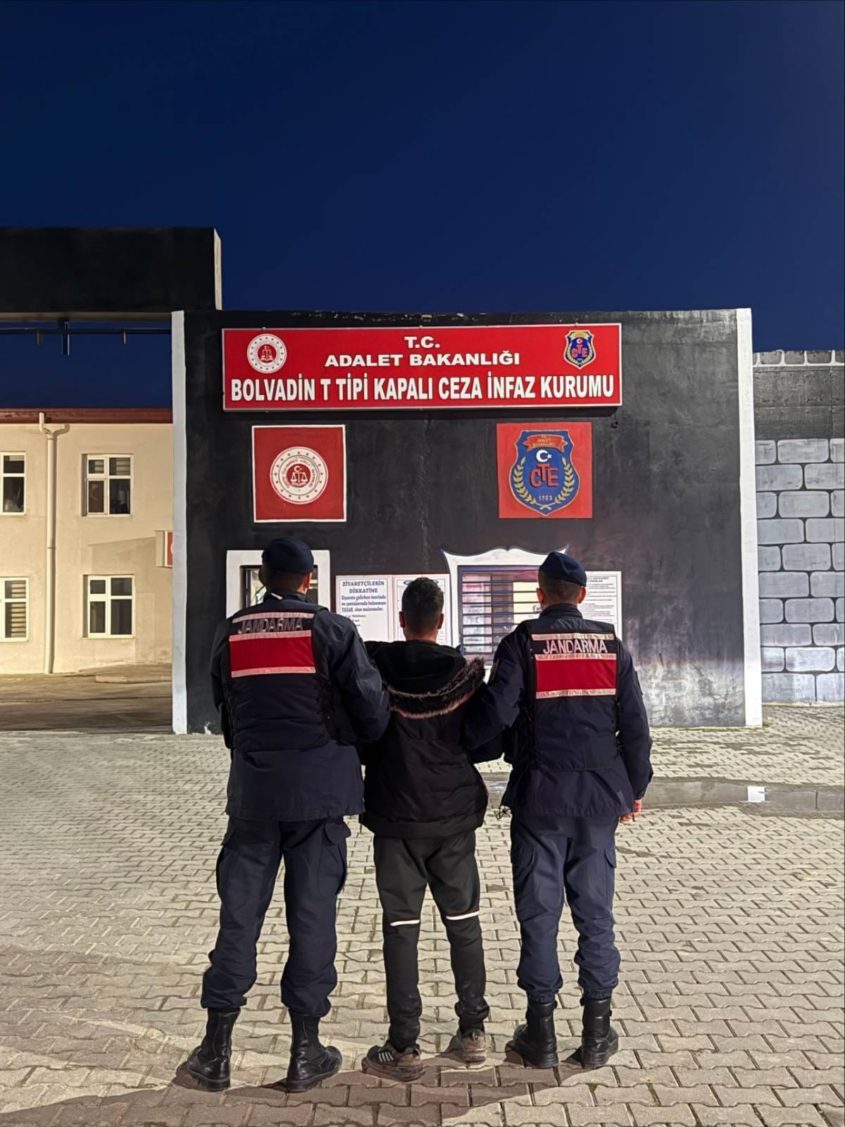 Hırsızlık Suçundan Aranan Şahsı Jandarma Yakaladı (2)