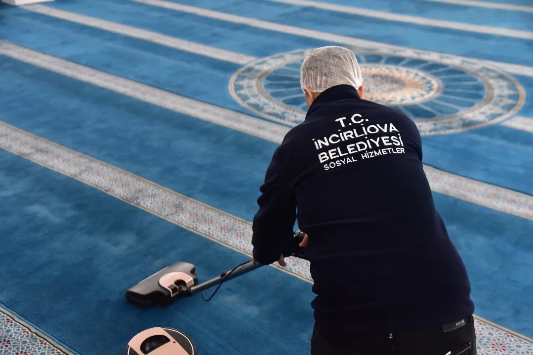 İncirliova Belediyesi Acarlar Camii’nde Temizlik Çalışması Yaptı (2)
