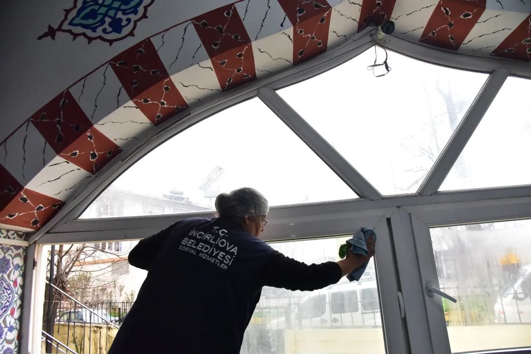 İncirliova Belediyesi Acarlar Camii’nde Temizlik Çalışması Yaptı (3)