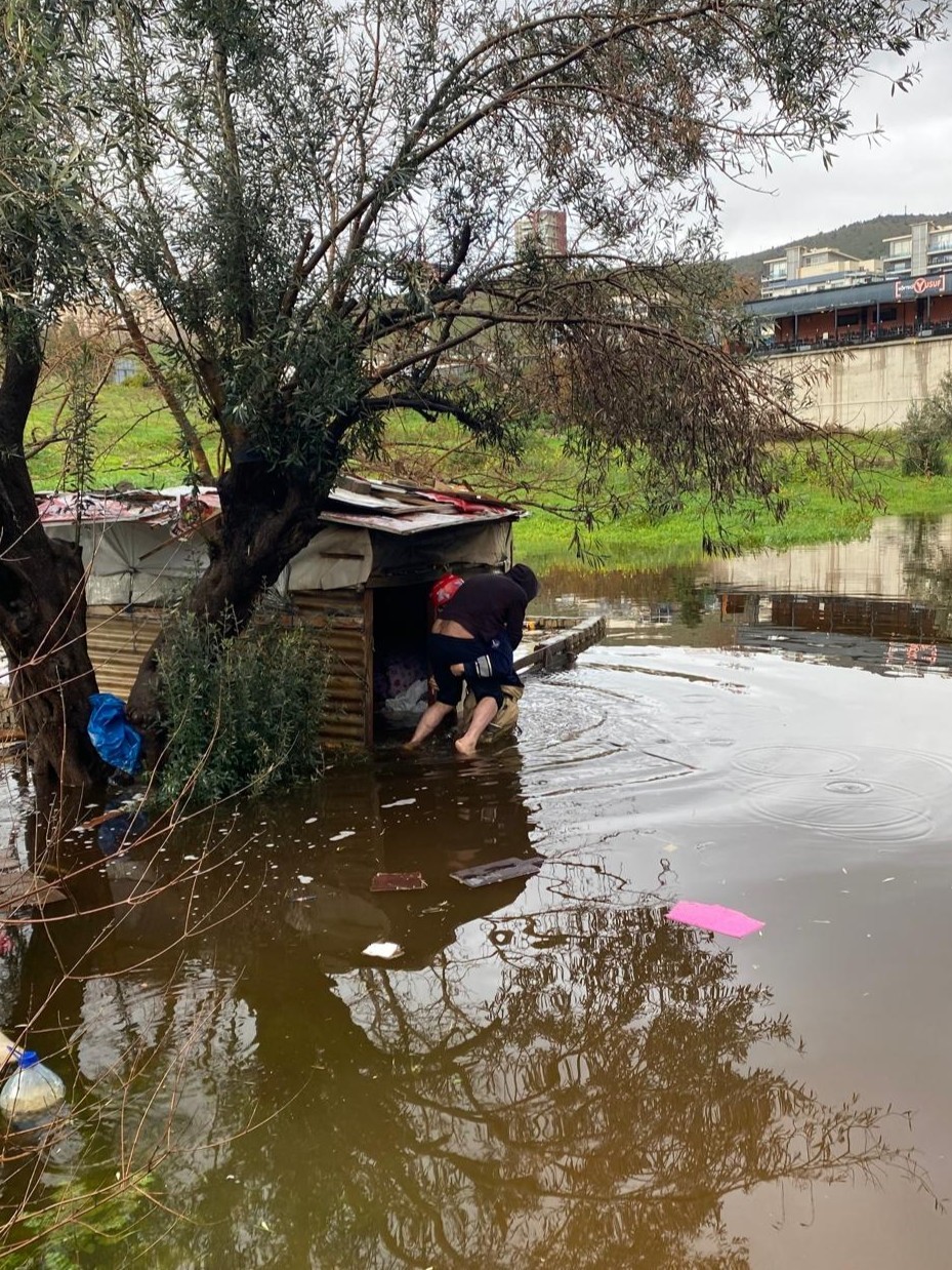 İtfaiye Eri Vatandaşı Sırtında Taşıdı (2)