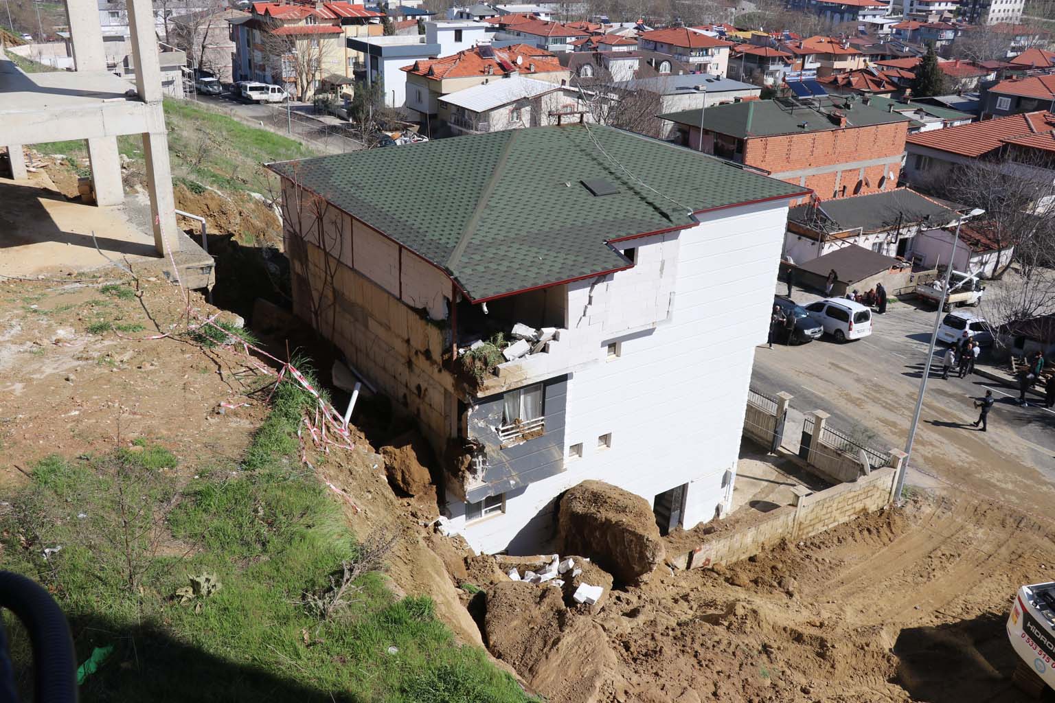 Kopan Kaya Parçası Binaya Çarptı (5)