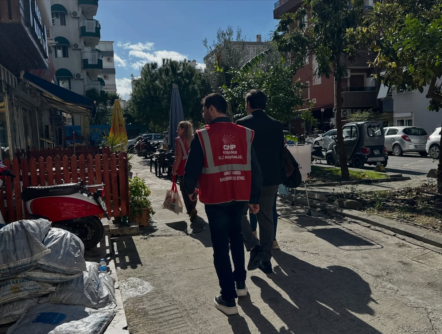 Kuşadası Belediye Meclis Üyesi Chp’li Efe Berberoğlu Sevgililer Günü’nde Esnaf Ve Vatandaşlarla Bir (10)