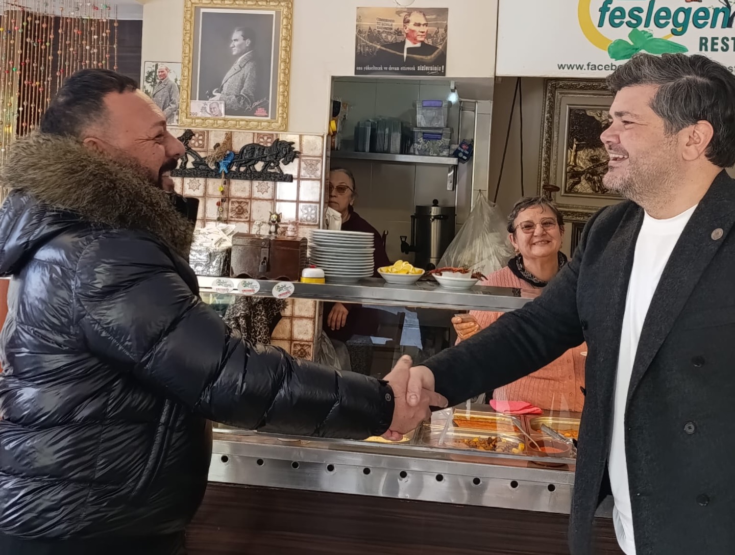 Kuşadası Belediye Meclis Üyesi Chp’li Efe Berberoğlu Sevgililer Günü’nde Esnaf Ve Vatandaşlarla Bir (11)