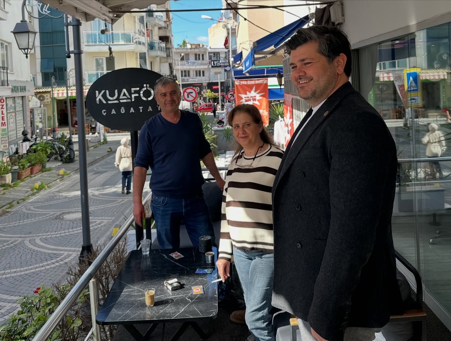 Kuşadası Belediye Meclis Üyesi Chp’li Efe Berberoğlu Sevgililer Günü’nde Esnaf Ve Vatandaşlarla Bir (13)