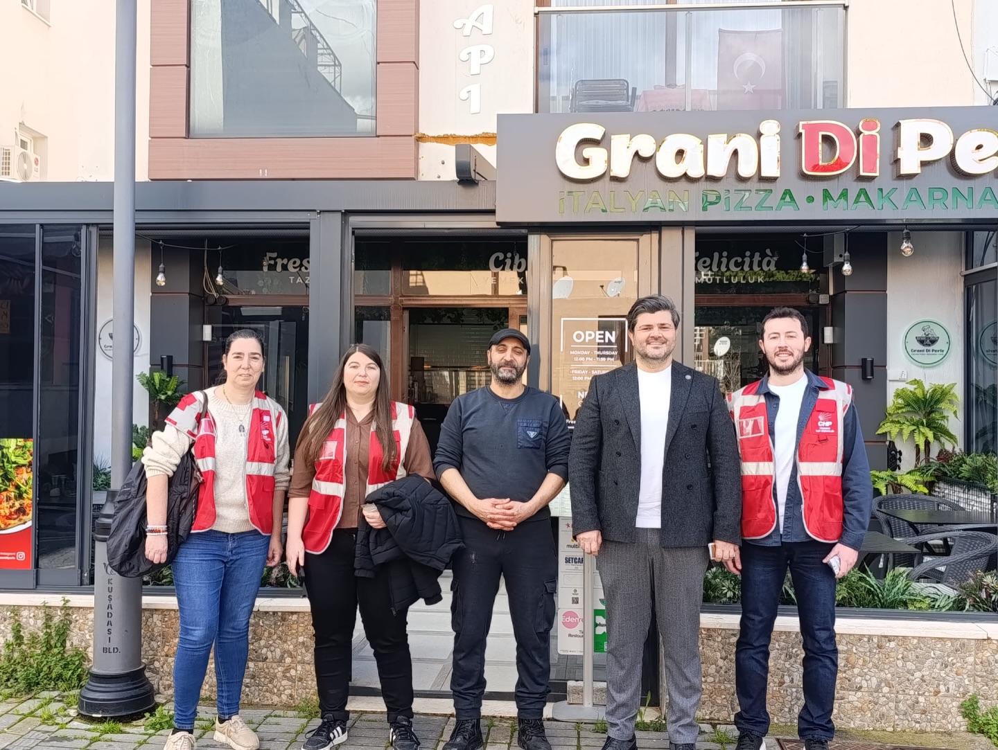 Kuşadası Belediye Meclis Üyesi Chp’li Efe Berberoğlu Sevgililer Günü’nde Esnaf Ve Vatandaşlarla Bir (14)