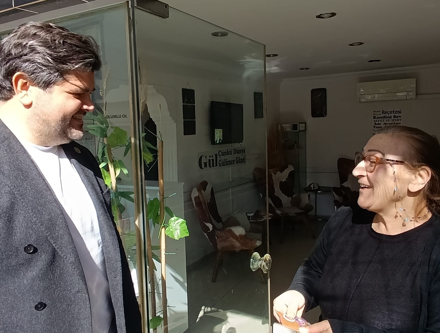 Kuşadası Belediye Meclis Üyesi Chp’li Efe Berberoğlu Sevgililer Günü’nde Esnaf Ve Vatandaşlarla Bir (15)