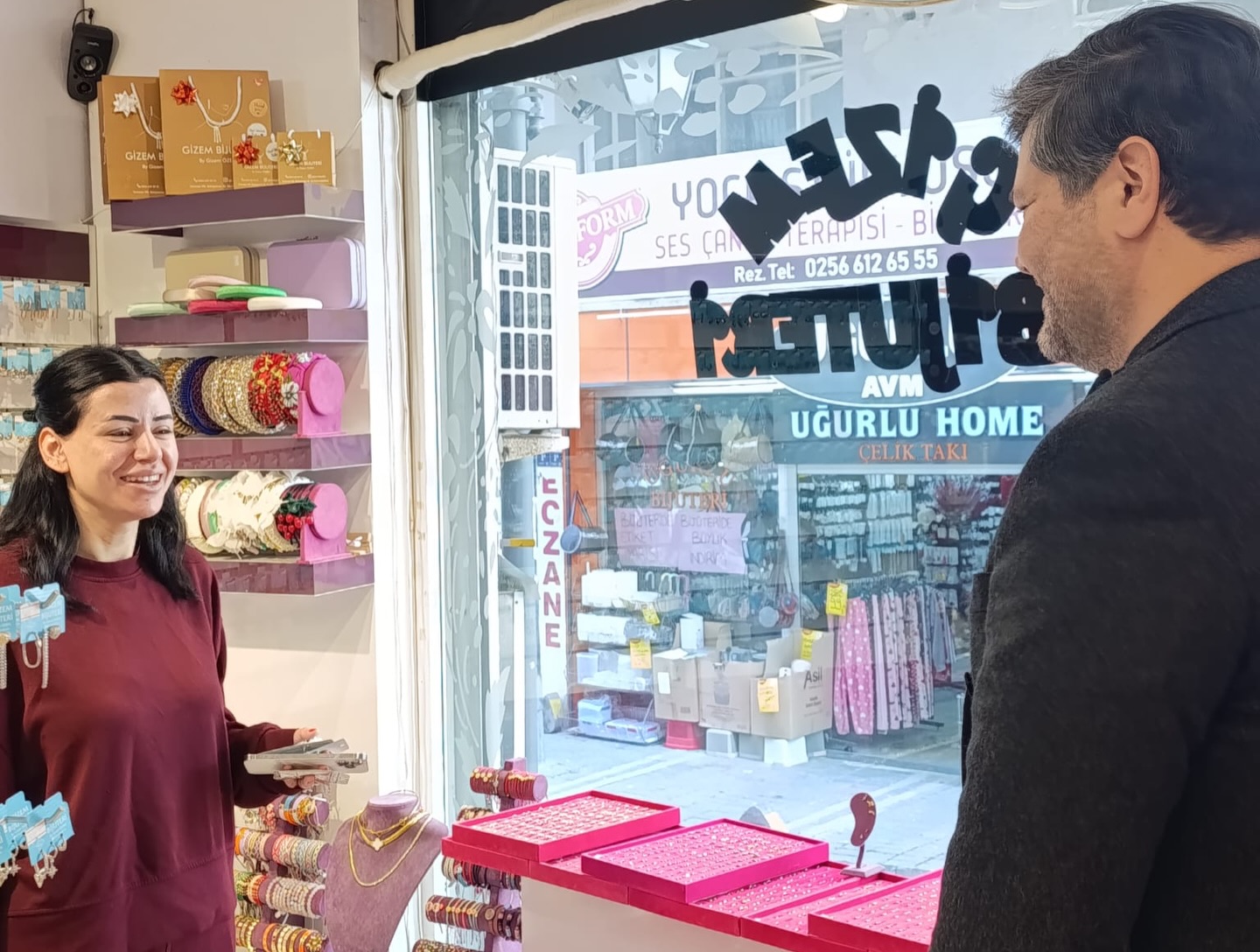 Kuşadası Belediye Meclis Üyesi Chp’li Efe Berberoğlu Sevgililer Günü’nde Esnaf Ve Vatandaşlarla Bir (16)