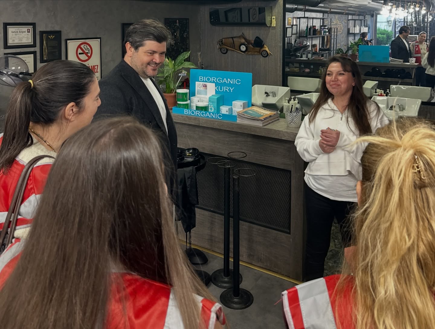 Kuşadası Belediye Meclis Üyesi Chp’li Efe Berberoğlu Sevgililer Günü’nde Esnaf Ve Vatandaşlarla Bir (17)