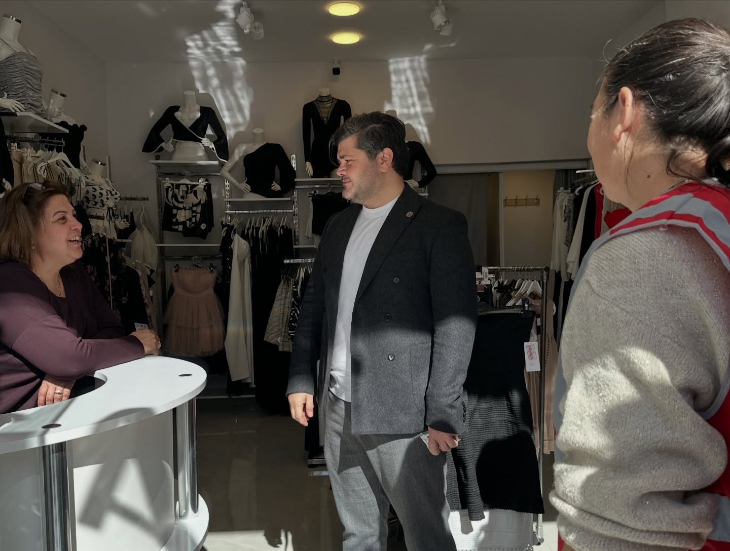 Kuşadası Belediye Meclis Üyesi Chp’li Efe Berberoğlu Sevgililer Günü’nde Esnaf Ve Vatandaşlarla Bir (18)