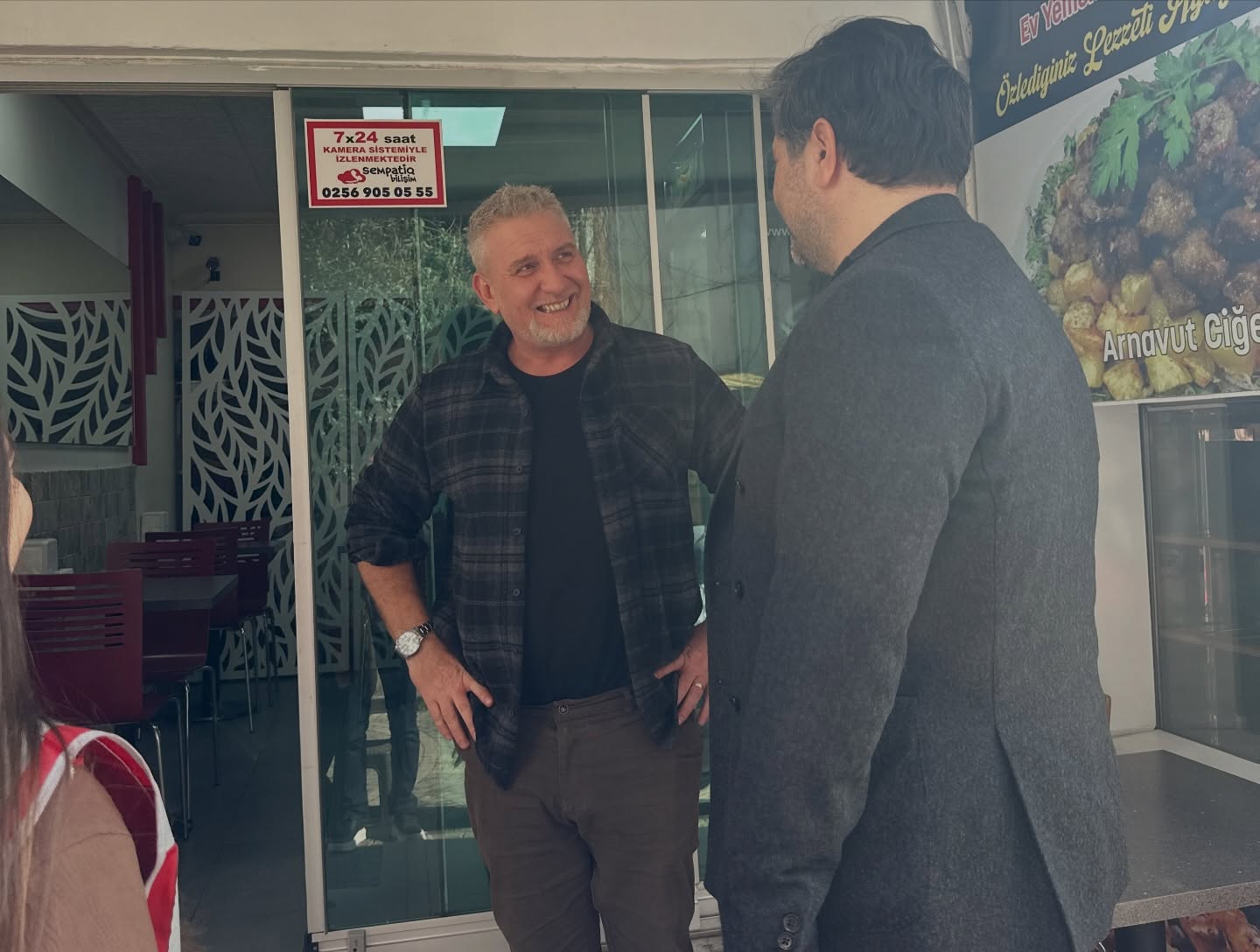 Kuşadası Belediye Meclis Üyesi Chp’li Efe Berberoğlu Sevgililer Günü’nde Esnaf Ve Vatandaşlarla Bir (3)