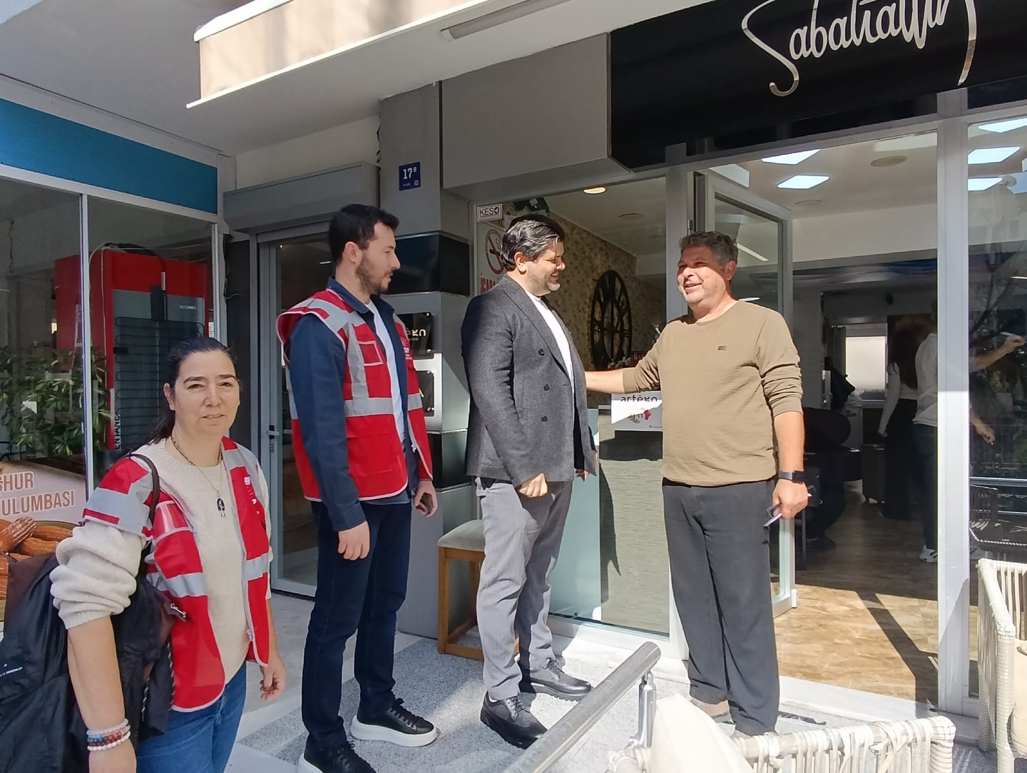 Kuşadası Belediye Meclis Üyesi Chp’li Efe Berberoğlu Sevgililer Günü’nde Esnaf Ve Vatandaşlarla Bir (4)