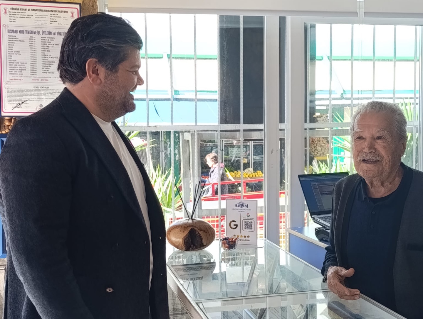 Kuşadası Belediye Meclis Üyesi Chp’li Efe Berberoğlu Sevgililer Günü’nde Esnaf Ve Vatandaşlarla Bir (5)