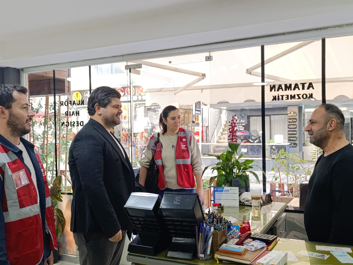 Kuşadası Belediye Meclis Üyesi Chp’li Efe Berberoğlu Sevgililer Günü’nde Esnaf Ve Vatandaşlarla Bir (7)