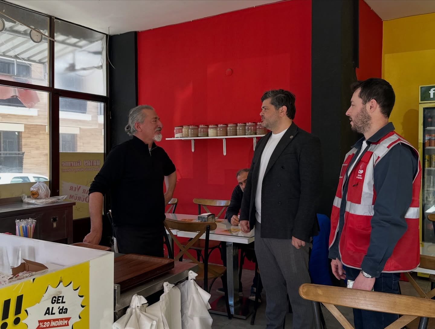 Kuşadası Belediye Meclis Üyesi Chp’li Efe Berberoğlu Sevgililer Günü’nde Esnaf Ve Vatandaşlarla Bir