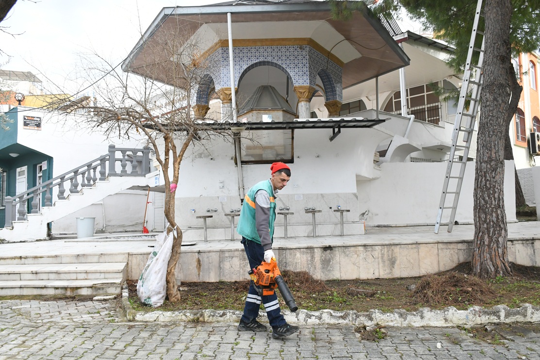 Kuşadası Belediyesi Ekipleri Ramazan Ayı Öncesi Camii Temizliği (8)